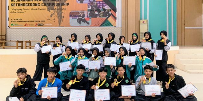 Foto bersama kontingen Pagar Nusa MTsN 6 Kediri