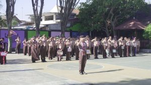 Potret upacara pembukaan PETABARA Marsapunk yang dilaksanakan di lapangan MTsN 6 Kediri.